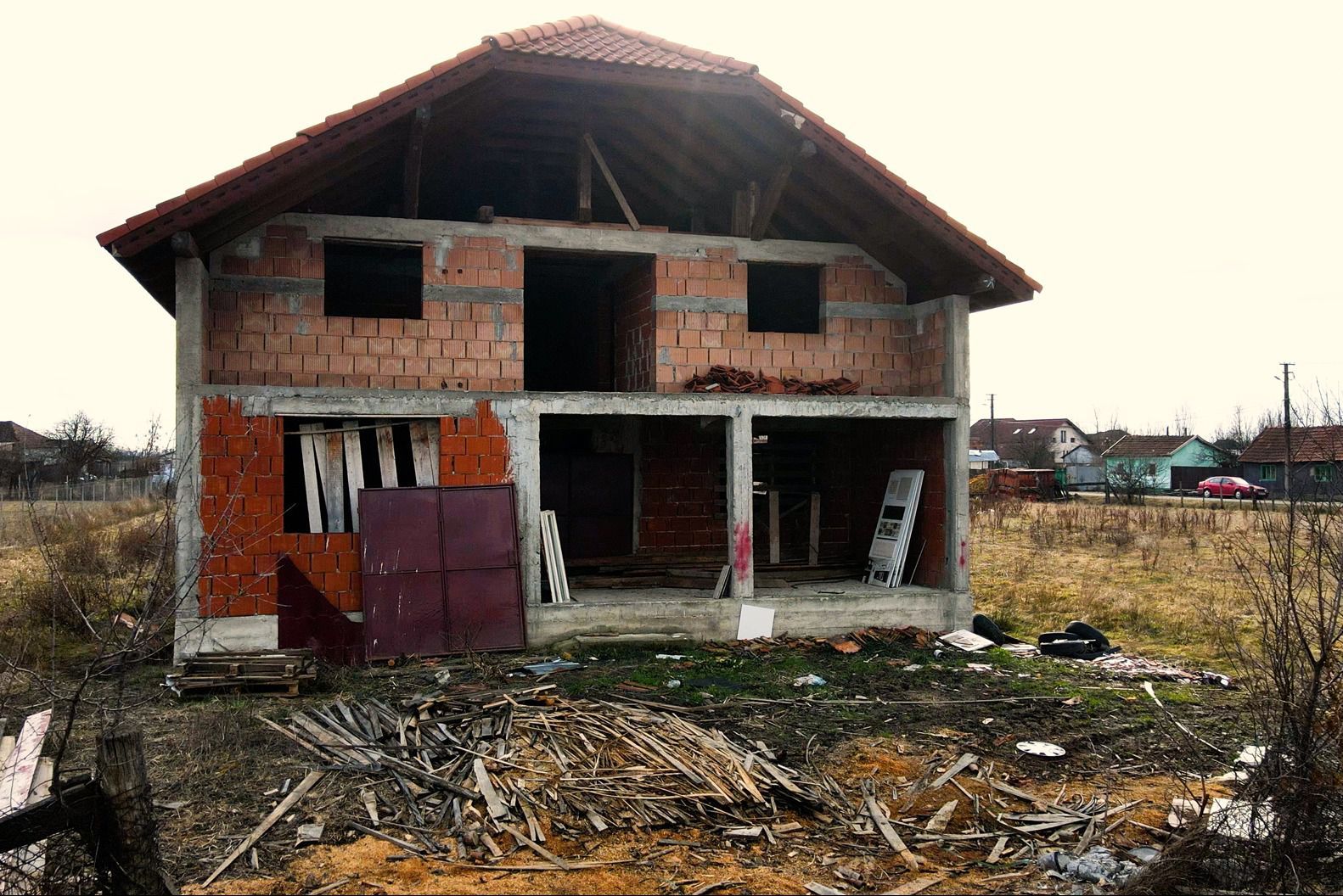 Casă la roșu cu teren Beliu - Poză 3