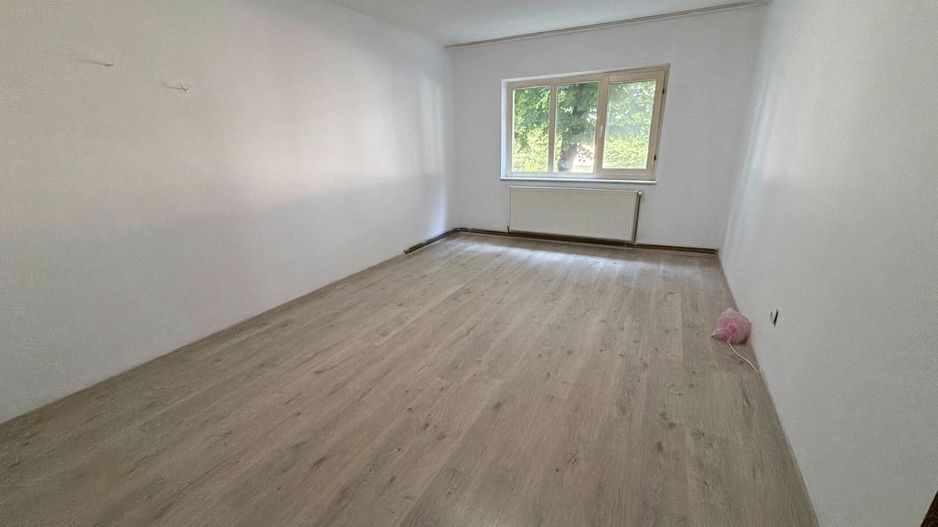 Apartament cu 3 camere decomandat 72 M² cu balcon și pivniță - Poză 1