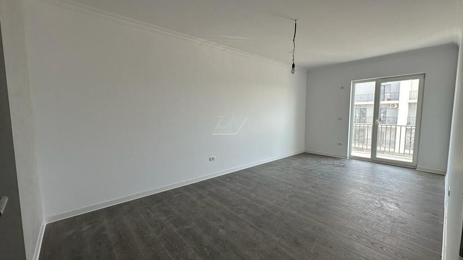 Decomandat. Etaj intermediar. Balcon mare. Loc de parcare. - Poză 2