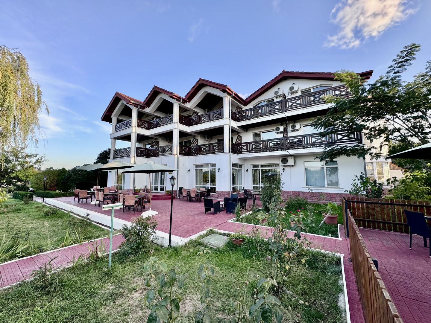 Hotel 20 camere Delta Dunarii 50 m deschidere teren 6000 mp acces auto - Poză 1