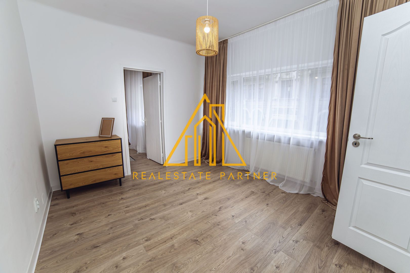 Apartament 4 camere renovat, central, ideal rezidențial sau activitate business - Poză 4