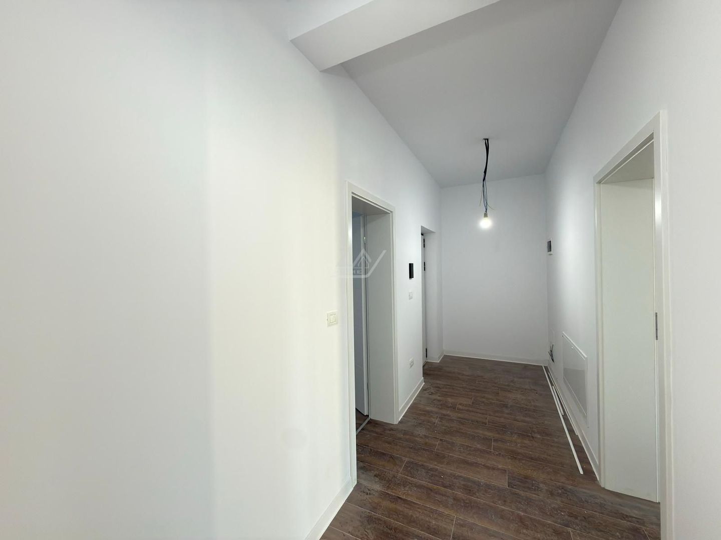 Bloc finalizat. Decomandat. 2 balcoane. Spatiu pod. - Poză 11