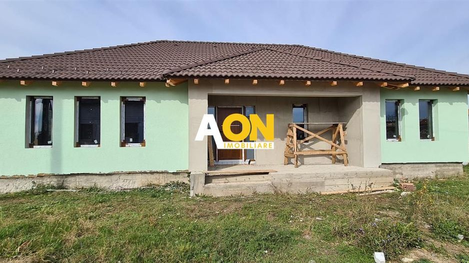 Casa la rosu cu toate utilitatile - Poză 1