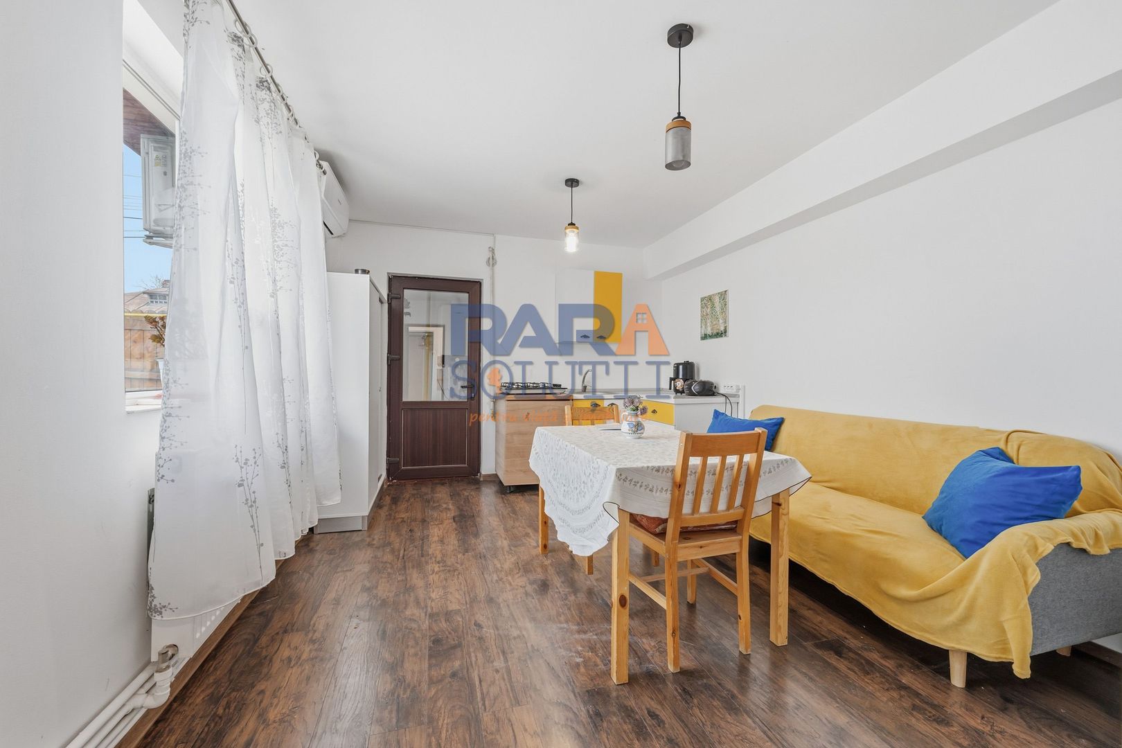 Casă micuță + un pic de curte - Poză 2