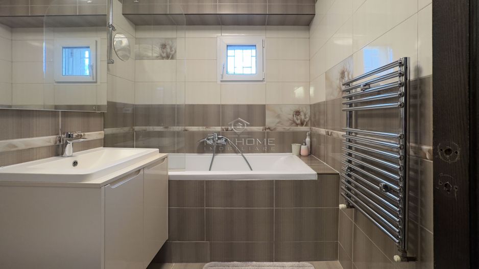 Apartament cu 3 camere, Parcare, P-ta Cipariu  zona Central - Poză 20