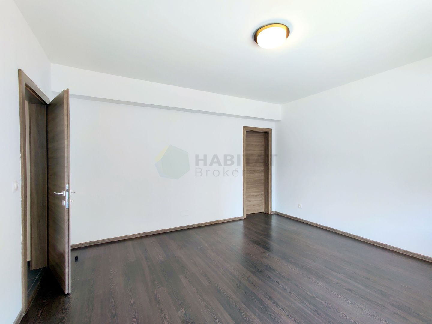 Decomandat, doua bai, loc de parcare in subteran, disponibil imediat - Poză 6