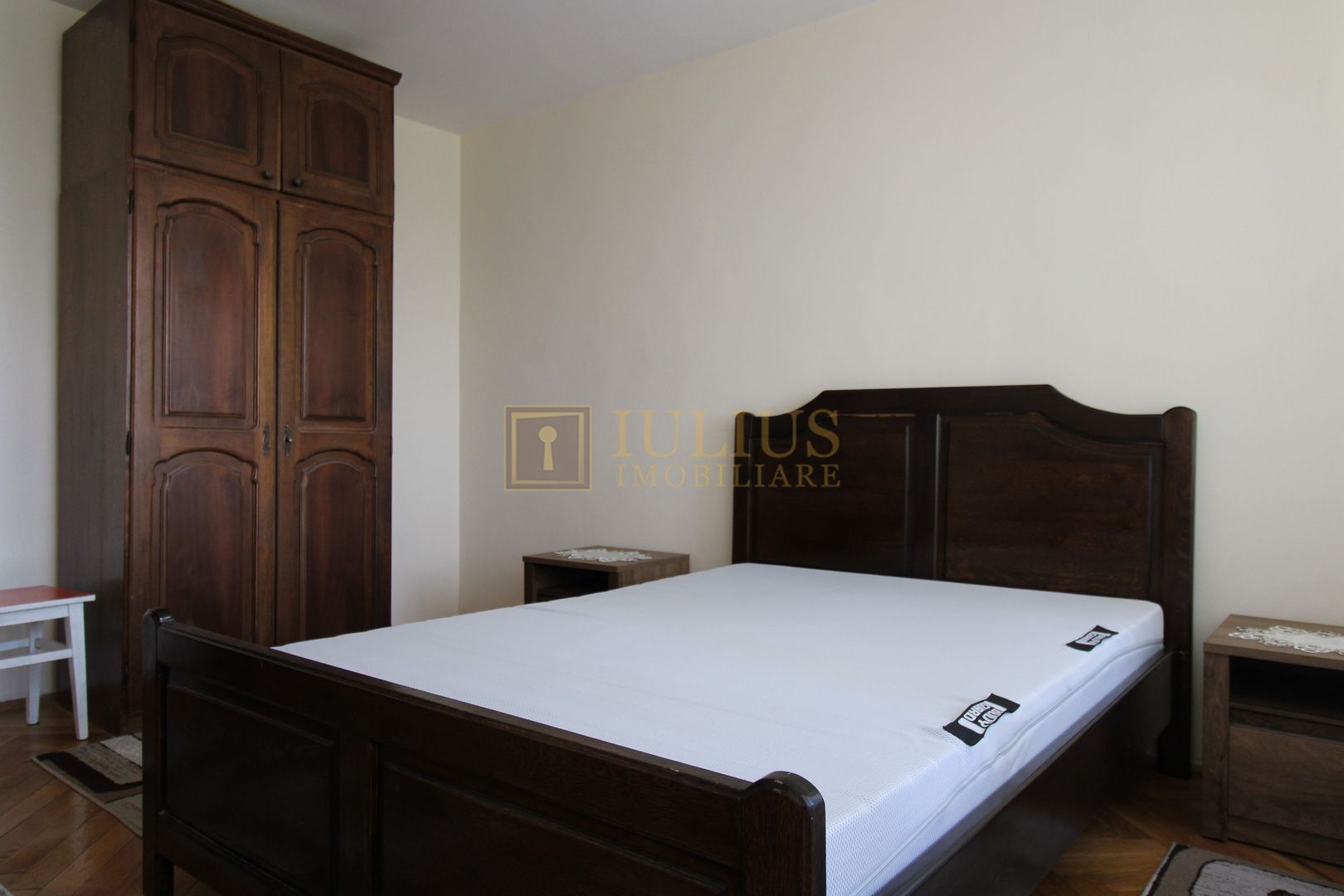 Medicina - Iulius Mall, dormitor cu pat matrimonial. - Poză 13