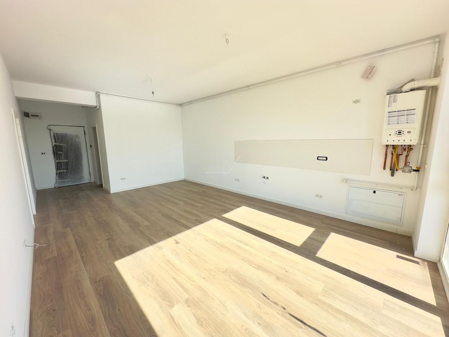 Etaj 1. Lift. Balcon mare. Loc de parcare. - Poză 3