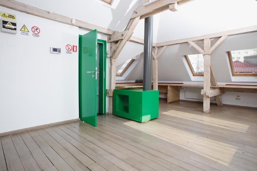 Mansardă boemă, ideală pentru industriile creative - Poză 1