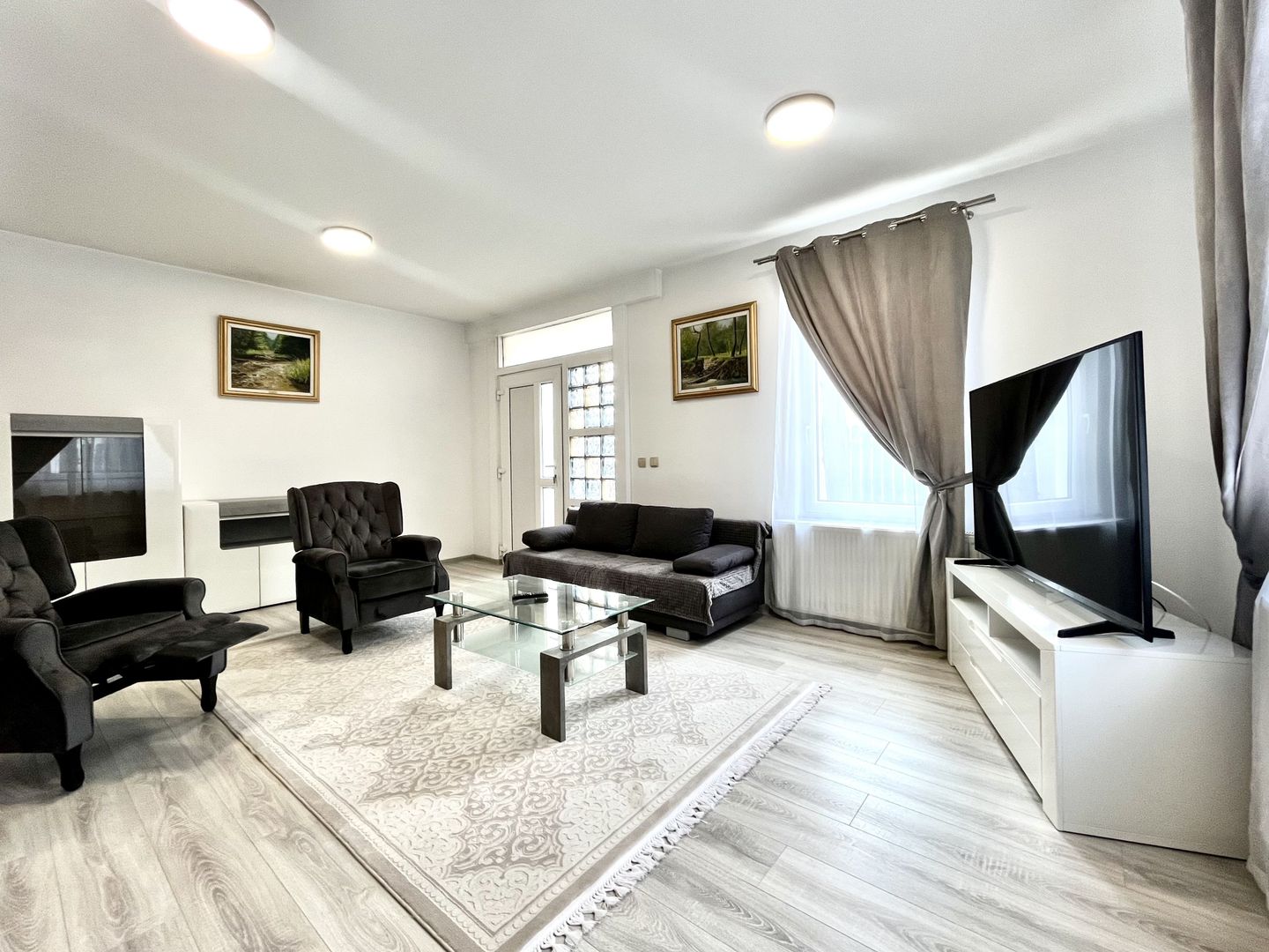 Casă luminoasă cu curte și garaj, perfectă pentru familie | Braytim - Poză 2