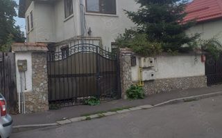 Casa cu etaj 5 camere,2 bai toate dependințele,de vânzare în  Brașov zonă ultracentrala singur curte - Poză 1
