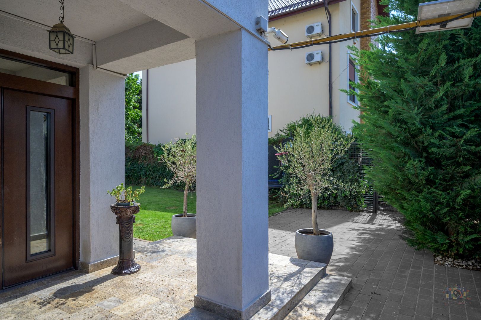 Vilă renovată P+1+M  | Foișor vitrat, grădină și jacuzzi - Poză 46