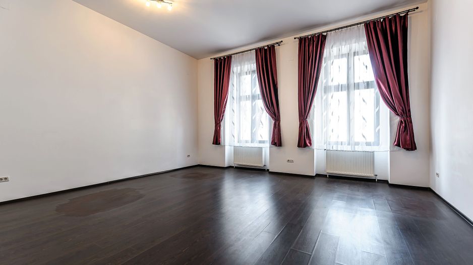 De închiriat: Spațiu ultracentral, renovat - Poză 1