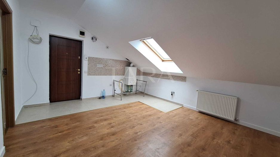 Apartament cu 4 camere tip mansardă,  Floresti. - Poză 1