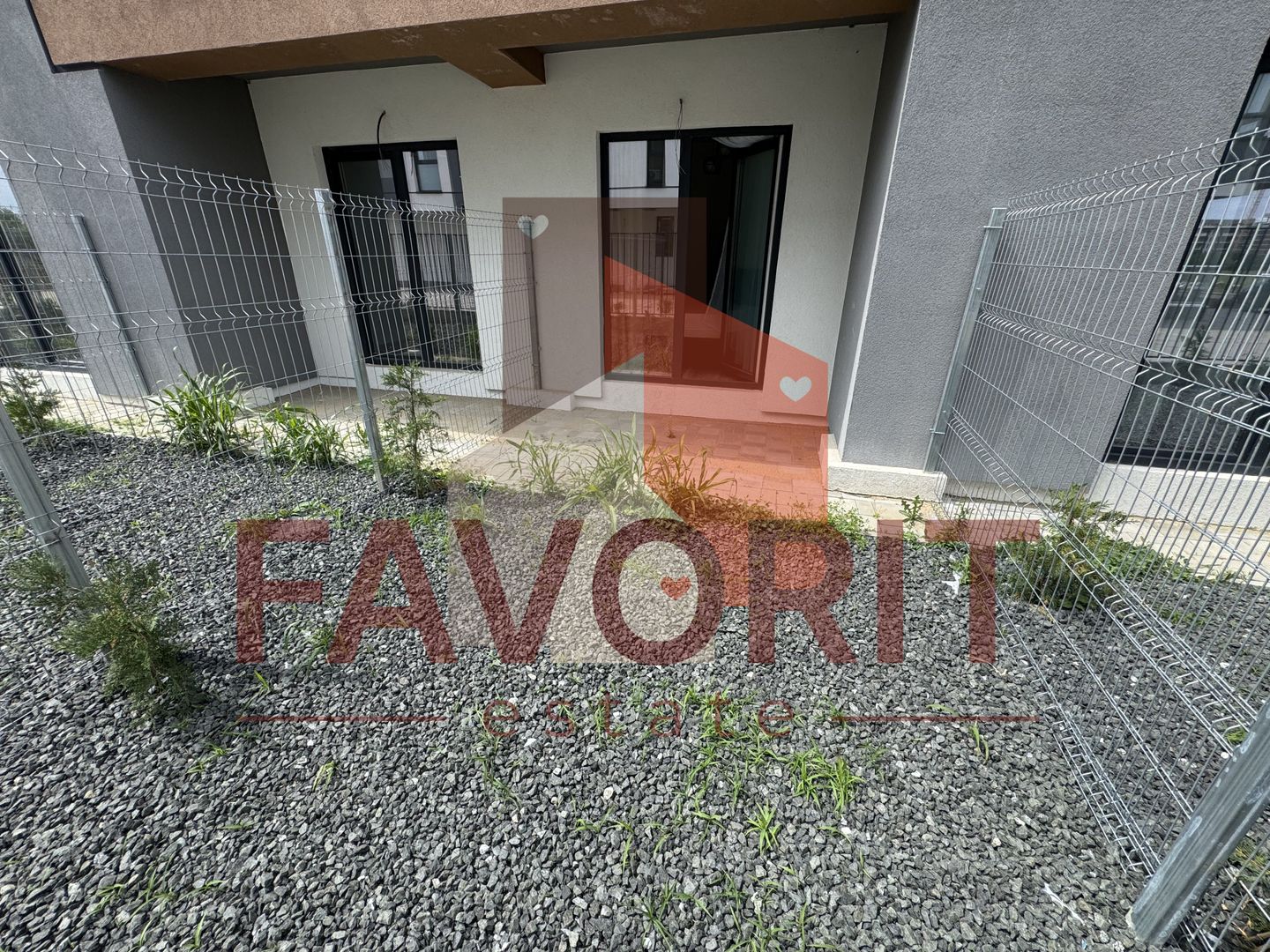 Mobilat si utilat. 2 locuri de parcare. Curte privata in CF - Poză 9