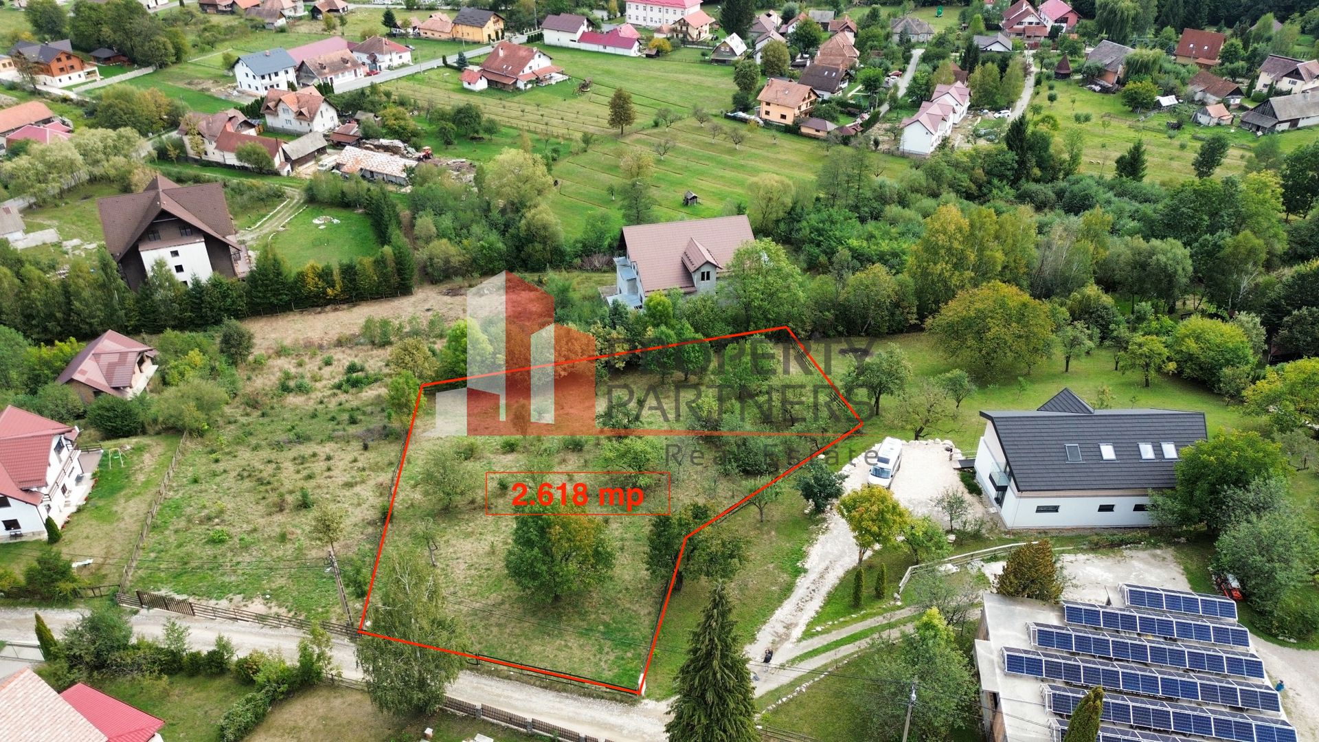 Teren cu vedere la Castelul Bran - Poză 1