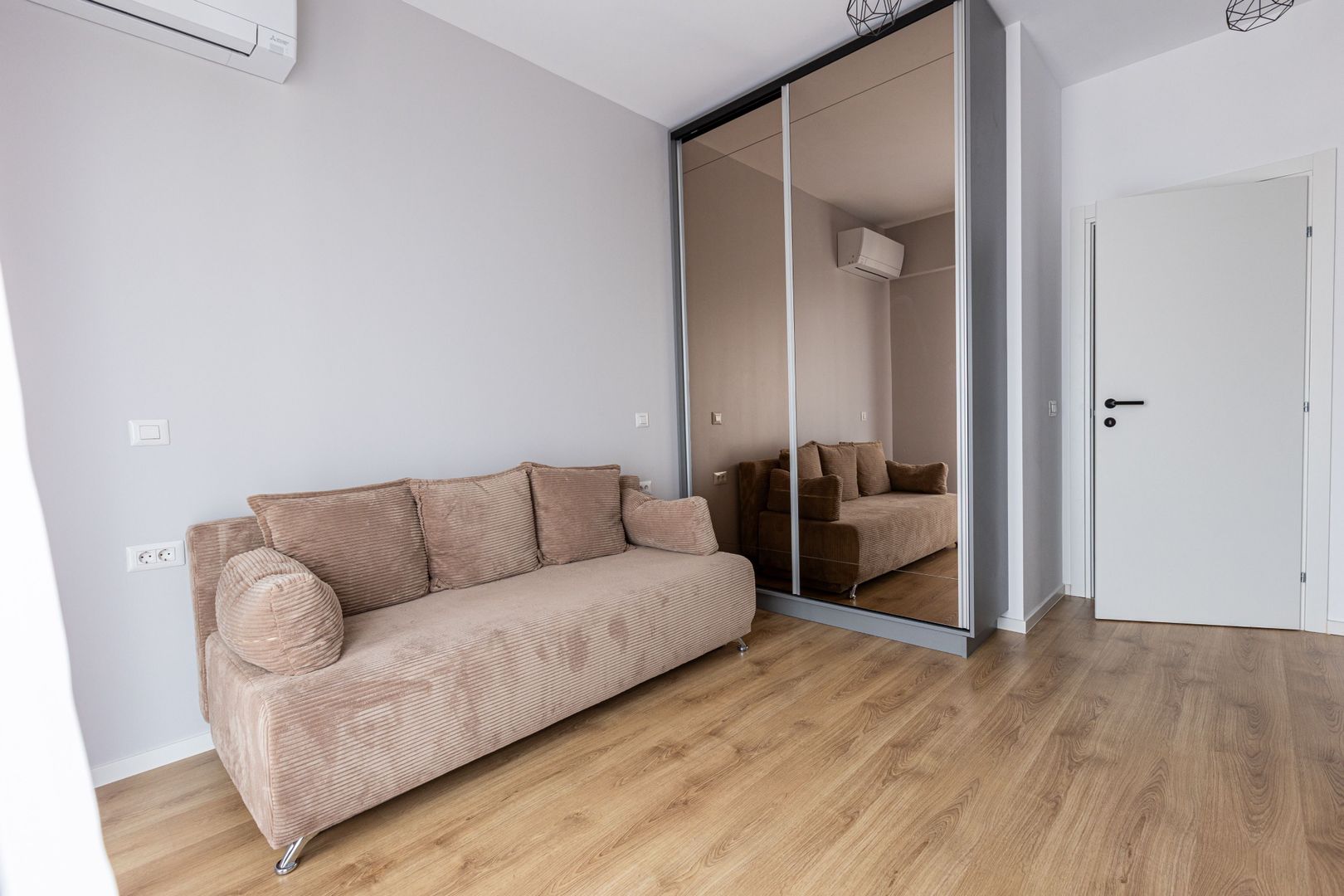 De Inchiriat Apartament 3 Camere de Lux, pe 2 Nivele, Sebastian sect.5 - Poză 9