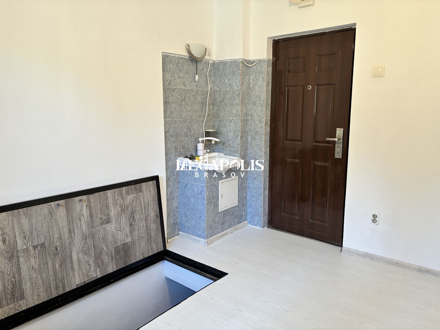 Cămin / Cameră 10 mp + demisol 10 mp  / Renovată - Poză 1