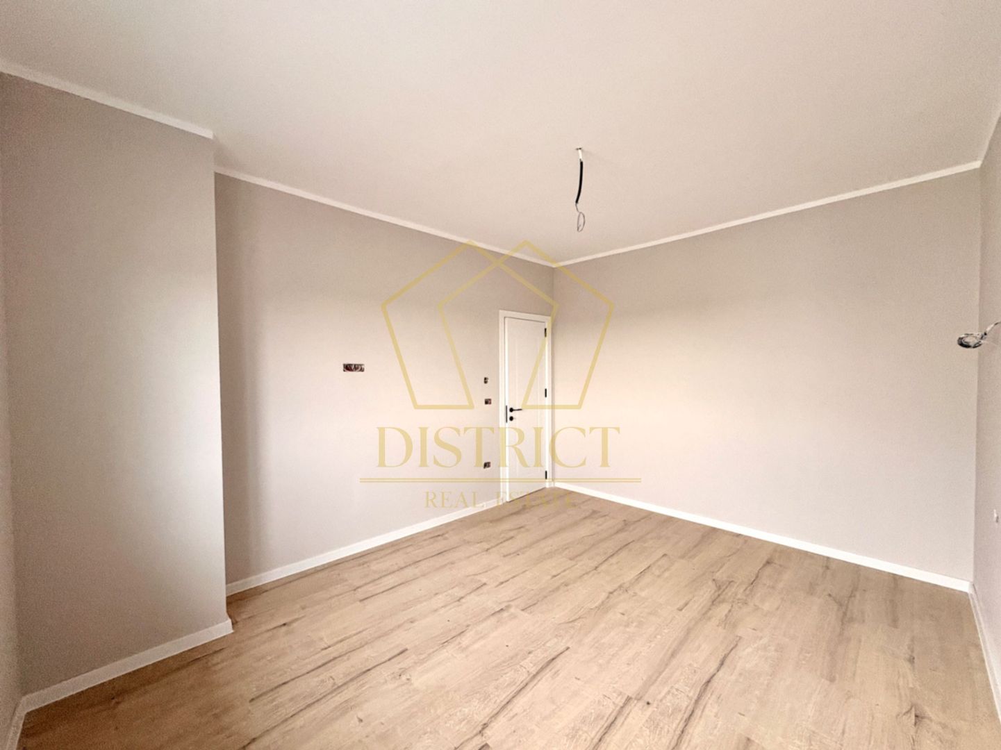 Duplex cu 4 camere, despărțit prin camera tehnica | Mosnita Veche - Poză 9