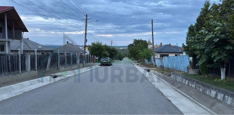Teren intravilan 2218 mp în Strunga, zonă centrală, cu utilități și deschidere la drum principal - Poză 3