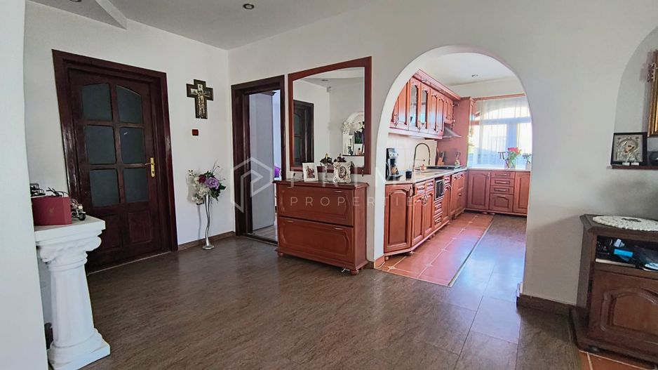 Casa perfectă pentru familie – curte, foișor cu grătar și garaj triplu - Poză 9