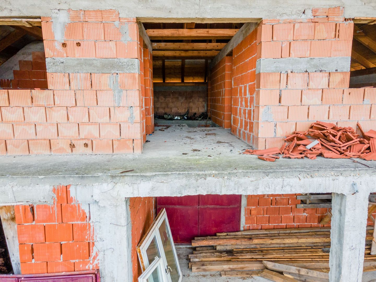 Casă la roșu cu teren Beliu - Poză 9