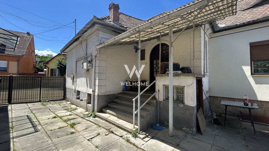 Casa in Piata Cluj, P+Demisol, curte comuna - Poză 1