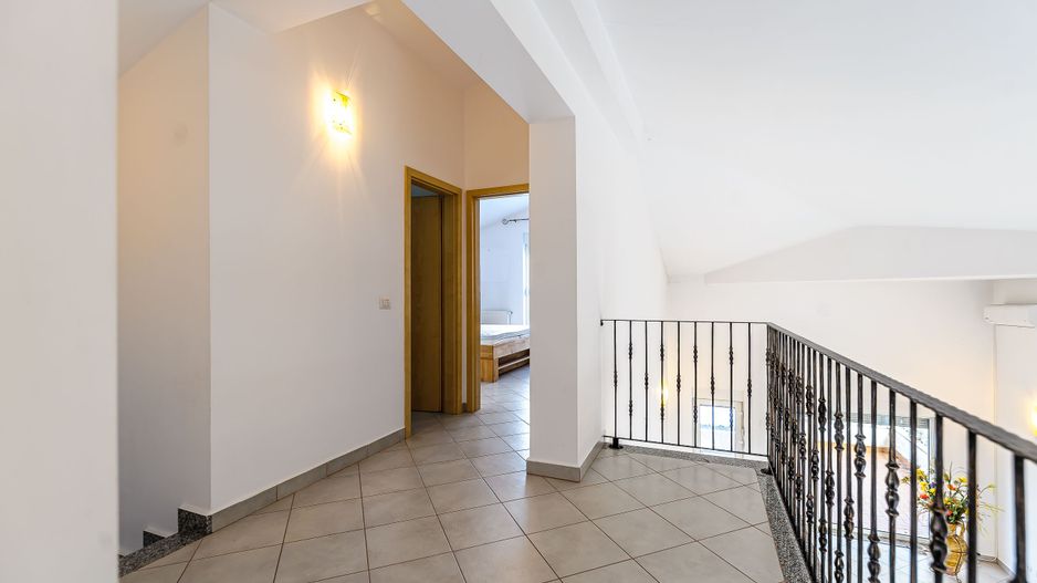 Casă situată pe strada Constituției, Aradul Nou - Poză 5