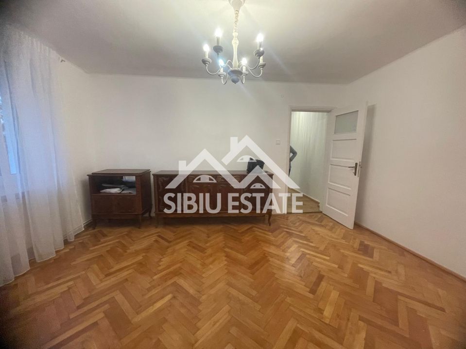 Apartament de vanzare cu 3 camere, balcon, etaj 1 -Zona Calea Dumbravii - Poză 2