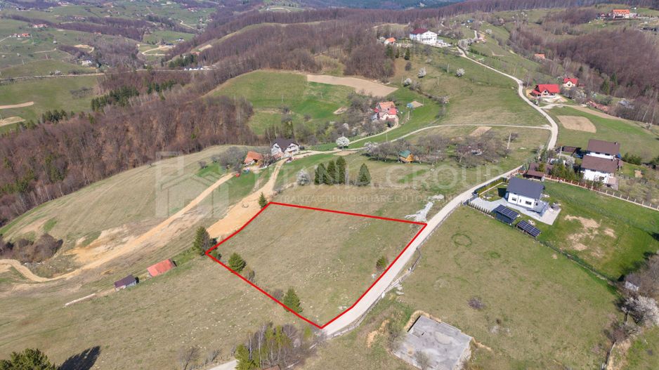 Teren intravilan în Poiana Mărului, 3.791 mp cu priveliste panoramica - Poză 3