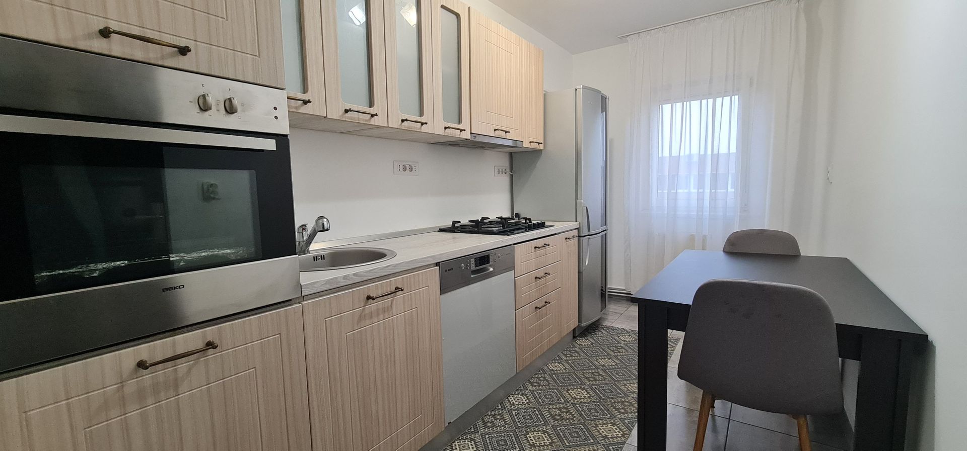 Apartament decomandat 2 camere cartier Tractorul mobilat utilat - Poză 3