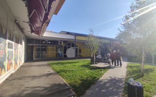 Spatiu comercial de inchiriat in Giulesti (langa stadion, complex comercial) - Poză 23