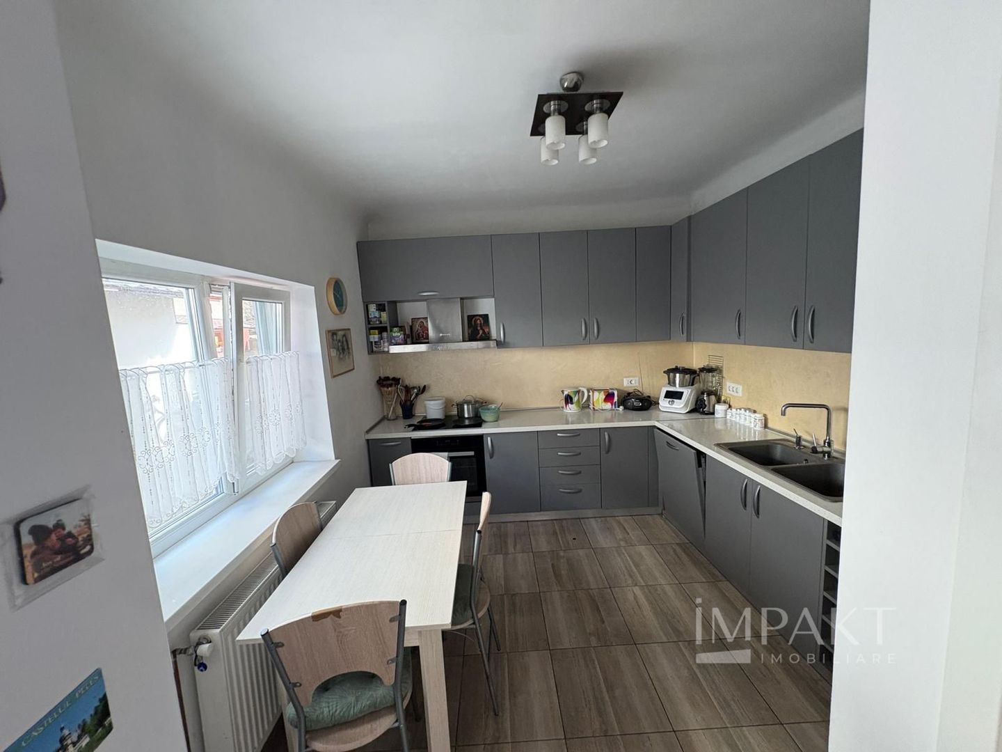 Casa frumoasa de vanzare la curte comuna, zona Centrala! - Poză 2