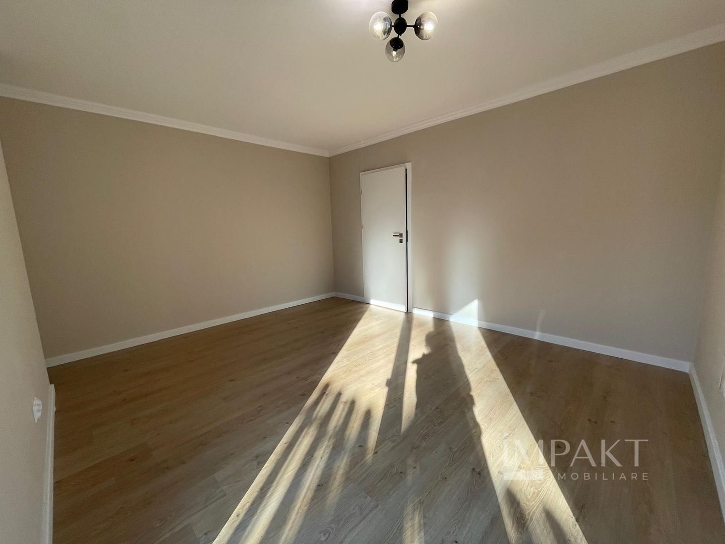 Apartament superb de locuit sau investitie in zona centrala cu 3 camere! - Poză 2