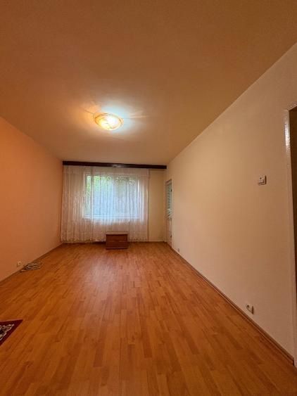 Apartament vânzare  zona de trafic  important , hipermarketuri, școala. - Poză 1