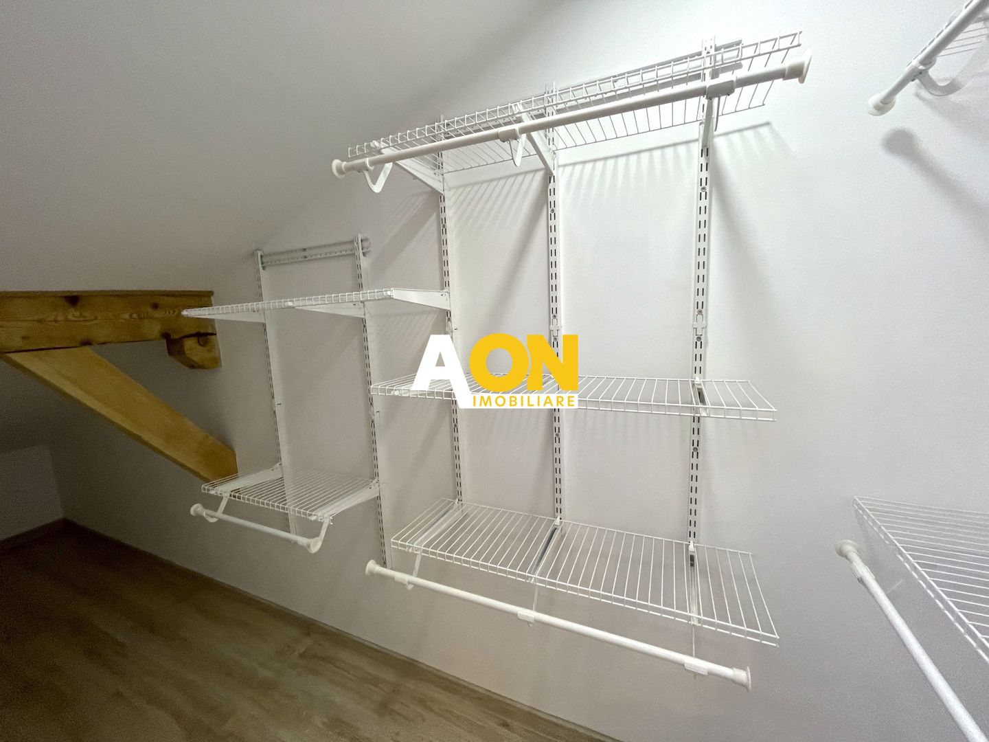 Apartament cu 3 camere, balcon si scara interioara - Poză 15