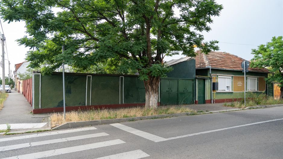 Casa singur in curte  cu dublu front stradal cu garaj in Iosia - Poză 1
