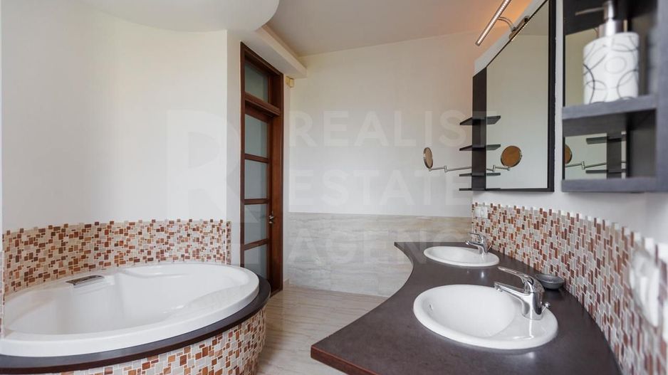 Chirie, casă/vilă, 6 camere, situată in inima capitalei - Poză 21