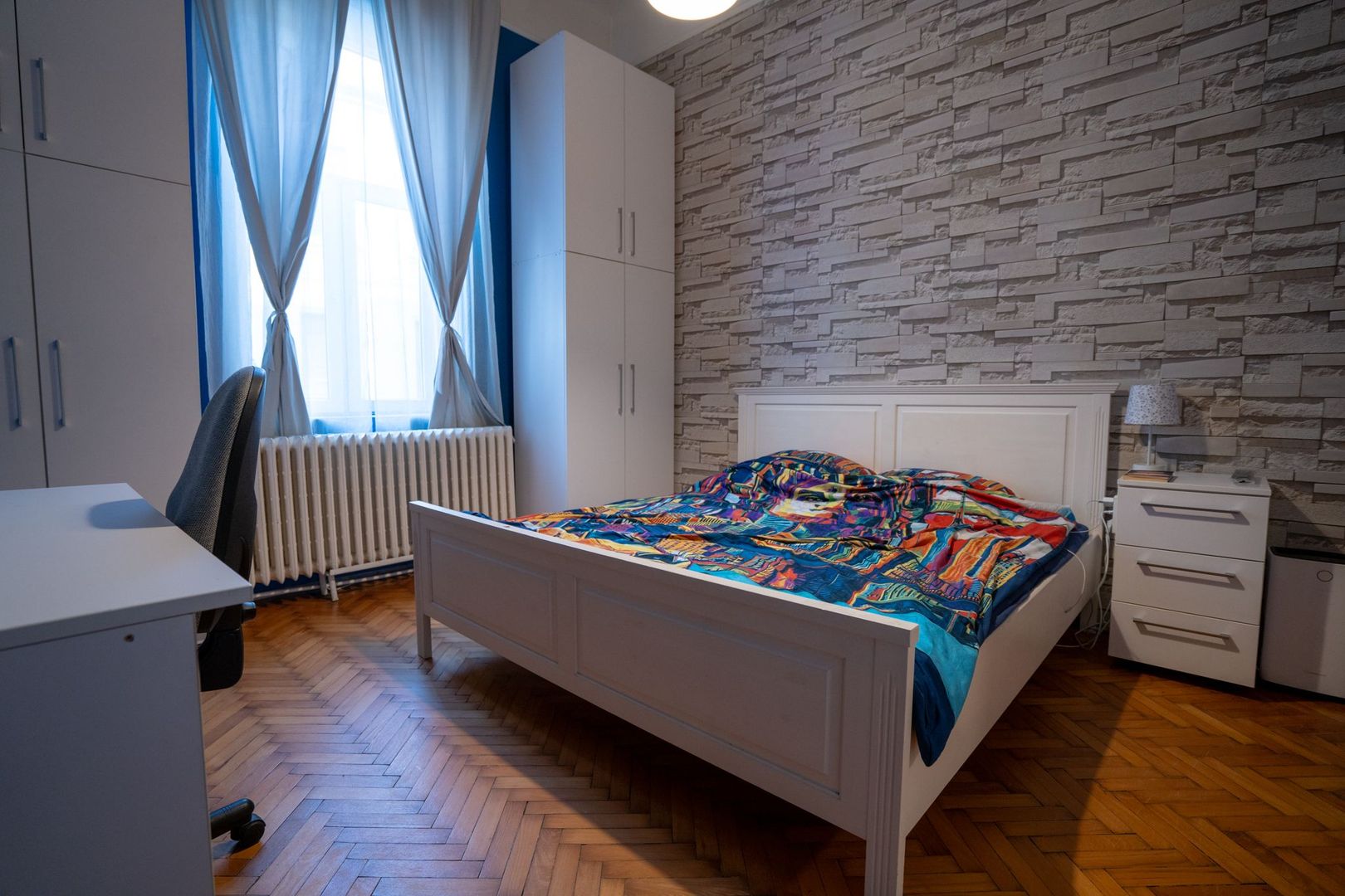 Apartament central de vânzare – la curte comună - Oradea - Poză 1