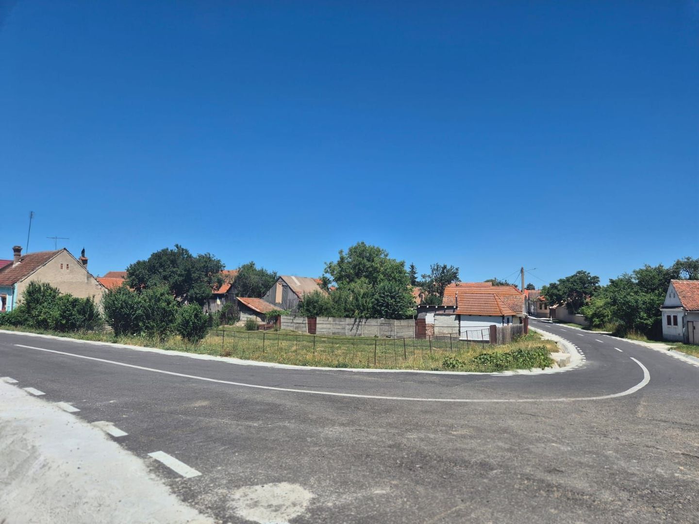 Exclusivitate - La 4 km de Poiana Narciselor, teren intre case, cu utilitati. - Poză 2