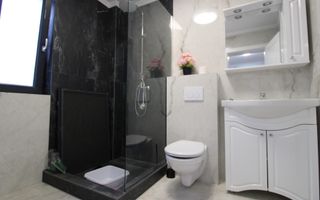 Curte, 4 apartamente, 8 camere, perfectă pt activități educaționale-Dumbravita - Poză 7