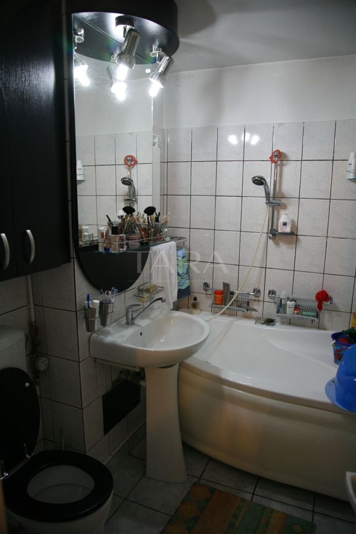 Apartament cu 4 camere, 82 mp, 2 băi și 2 balcoane, zona Câmpului. - Poză 12