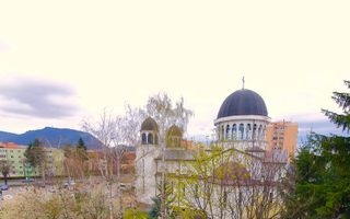 Apartament luminos cu vedere spre biserică, într-un cartier verde și liniștit. - Poză 1