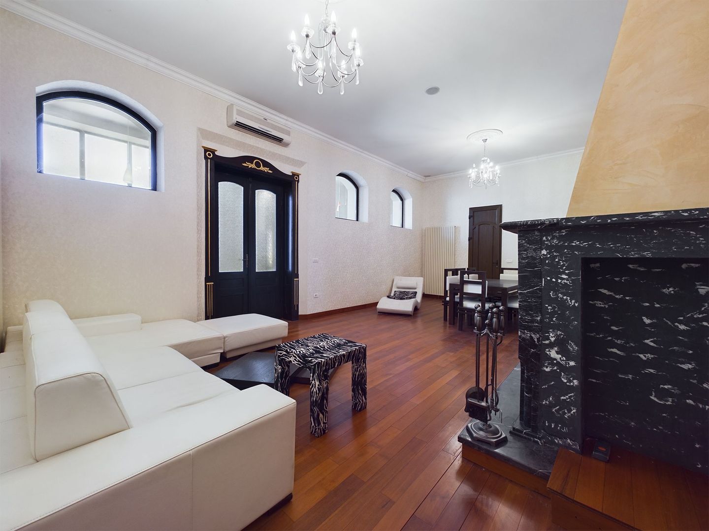 Apartament deosebit cu 4 camere, strada Cloșca - Poză 1