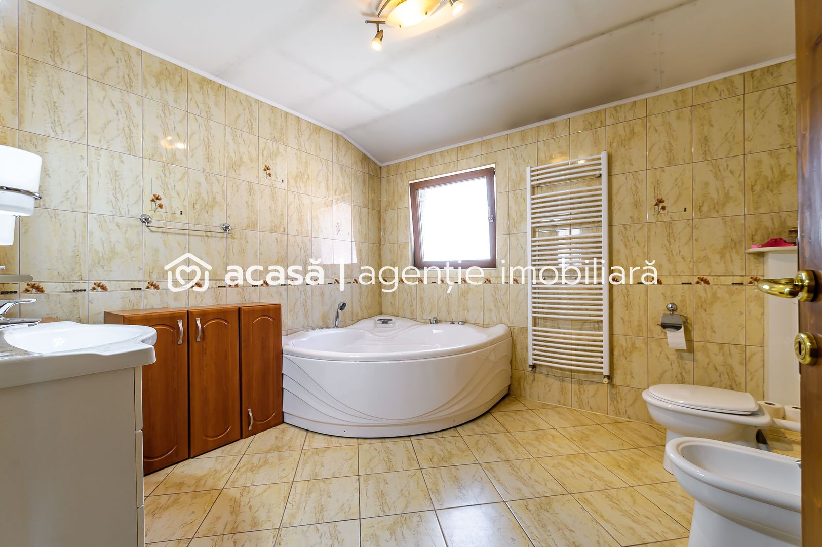 Casă superbă cu 6 camere, gradină și terasă, în centrul Aradului. - Poză 8