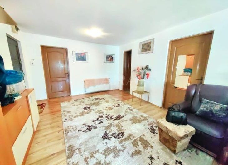 Apartament cu 3 camere în Plopilor, spațiu generos, lumină și liniște. - Poză 2