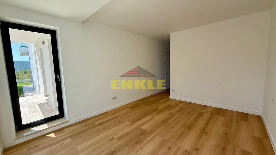Apartament de lux, 5 minute de Botoșani, 109 mp utili+terasă si curte - Poză 9