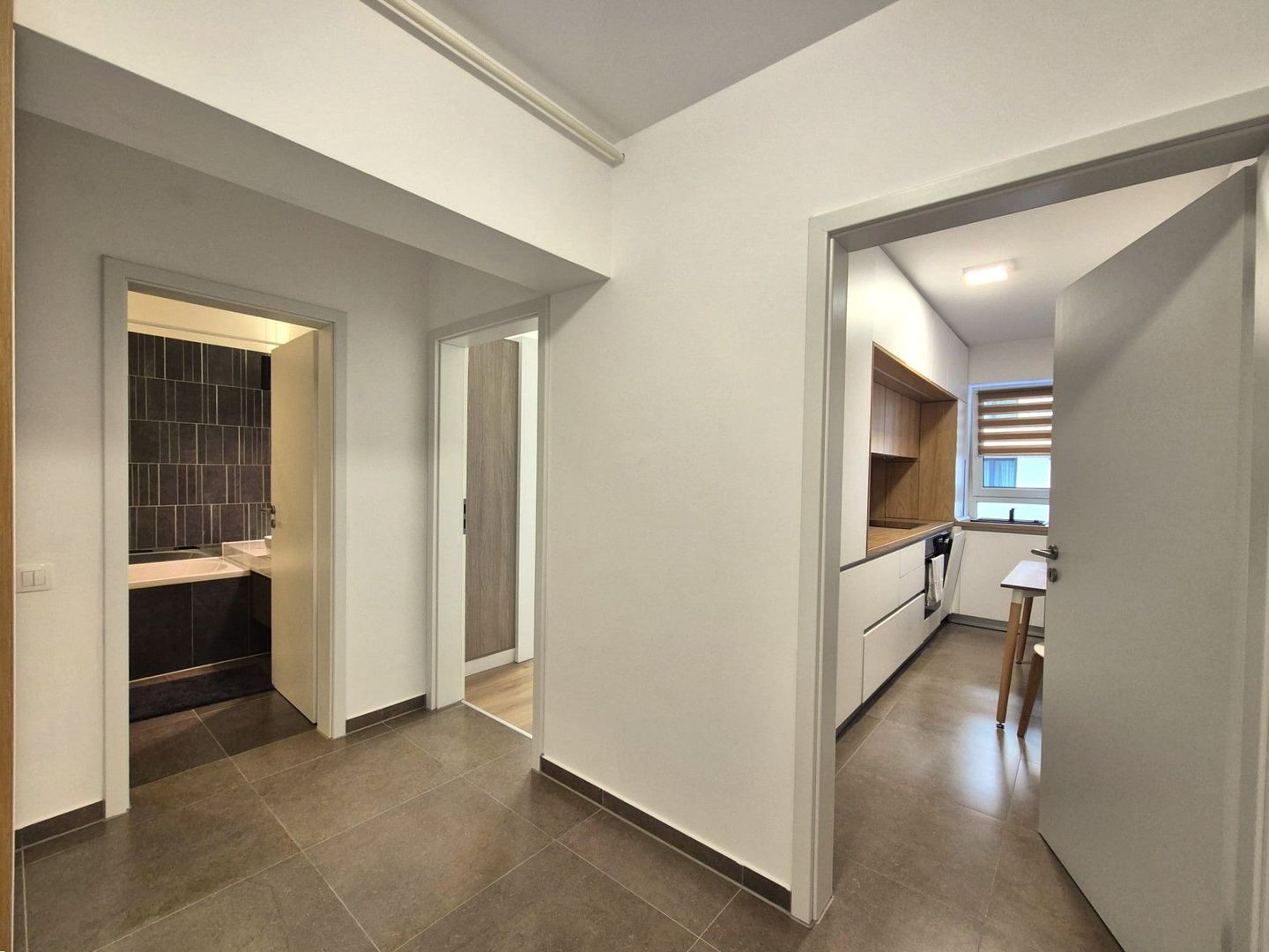 Zona Coresi, str. 13 Decembrie, apartament spațios, bloc nou, loc parcare - Poză 13