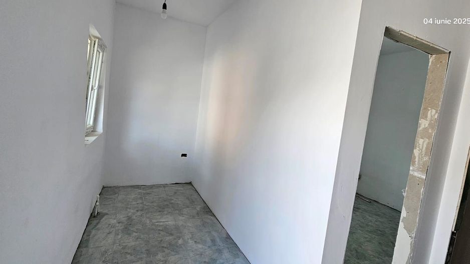 Vând apartament cu o camera, la  casa + baie proprie - zona centrala - Poză 4