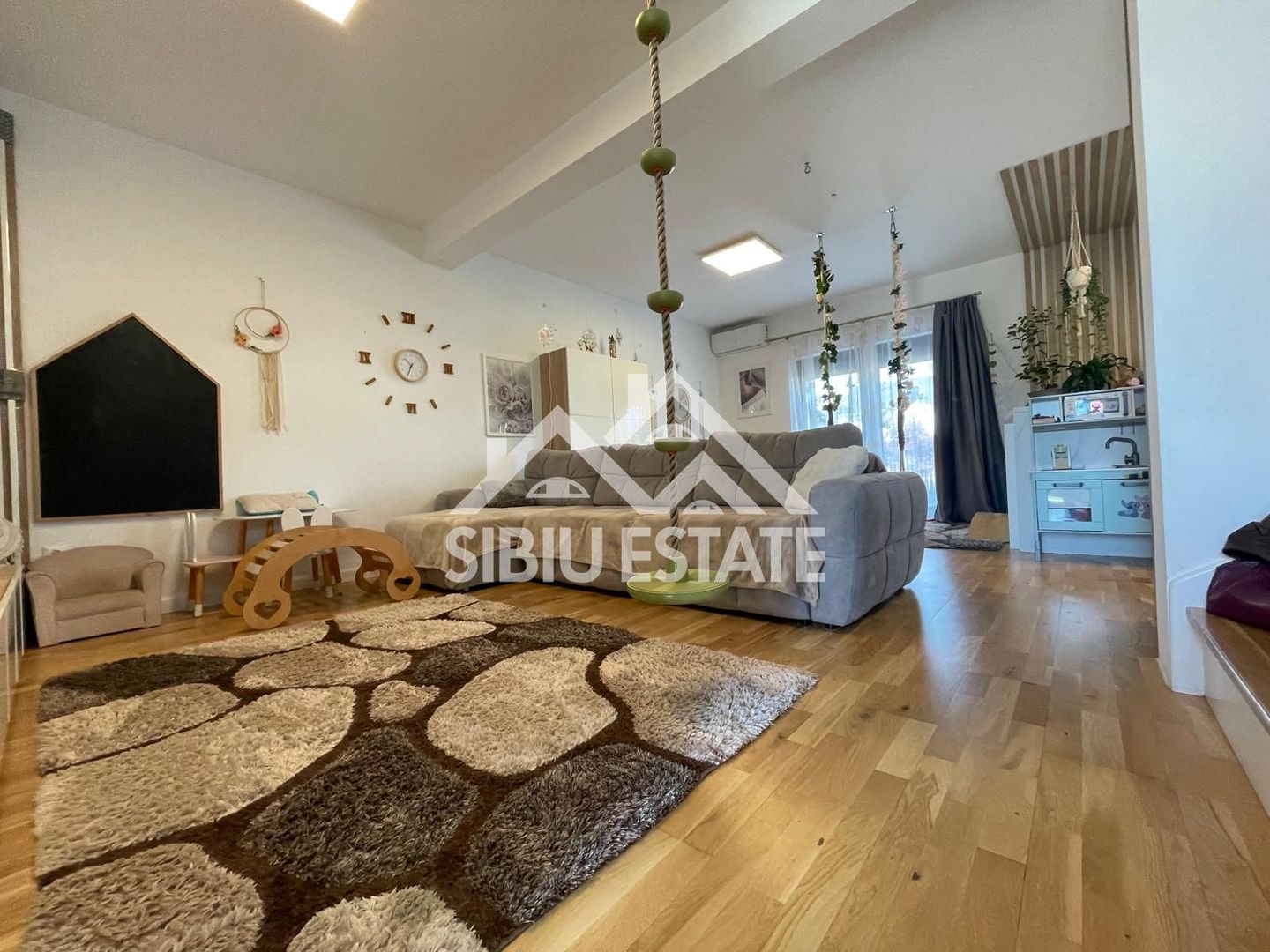 Duplex elegant cu 5 camere, 2 bai, curte in Cristian - Poză 30